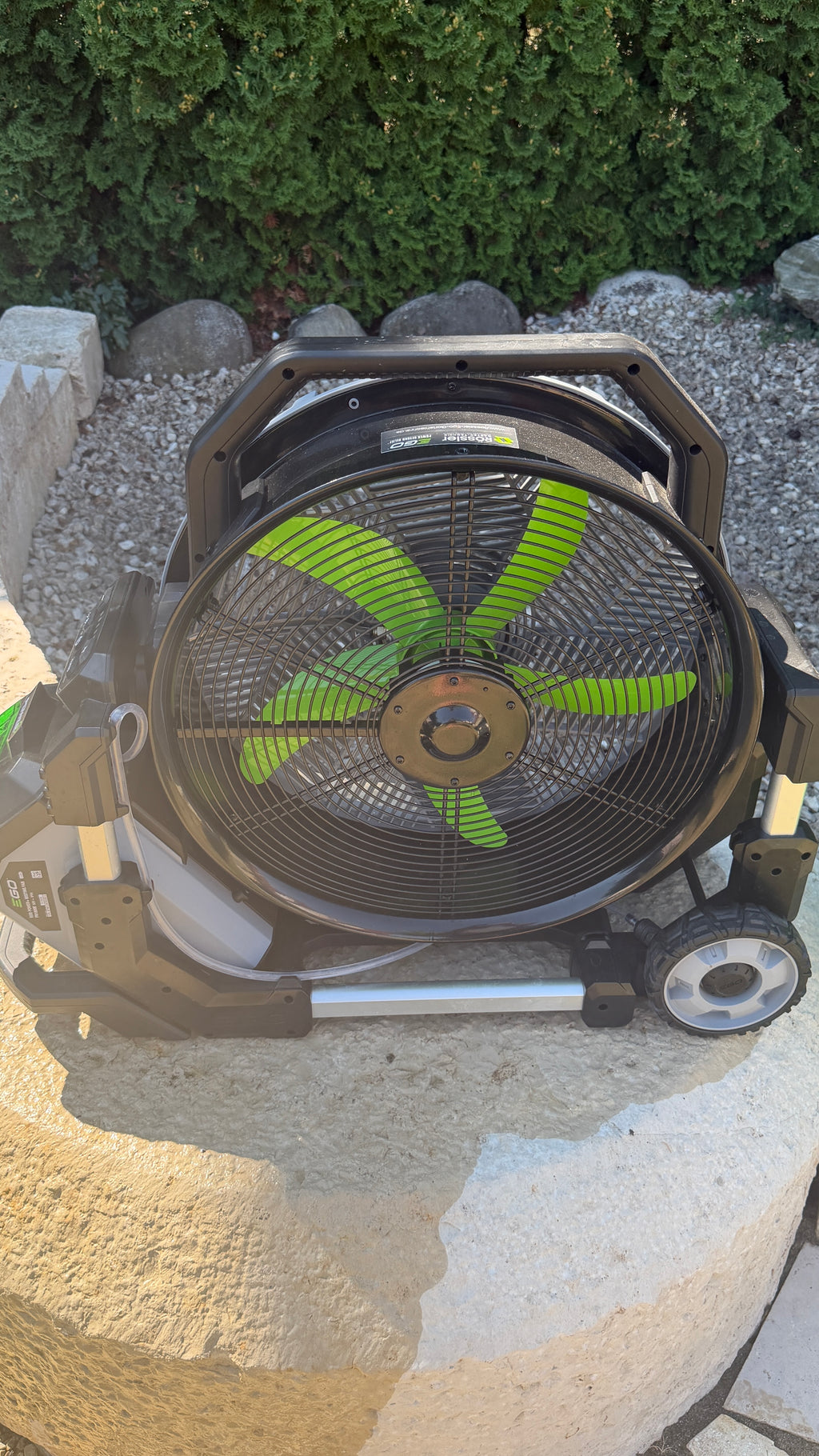 EGO FN1800E – 45-cm-Ventilator mit Sprühnebel-Funktion